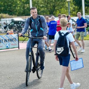 Robin van Persie Instagram - First session ✅

𝐓𝐢𝐠𝐞 𝐭𝐚𝐧𝐤 voor jullie warme welkom vandaag! 🔵⚪️