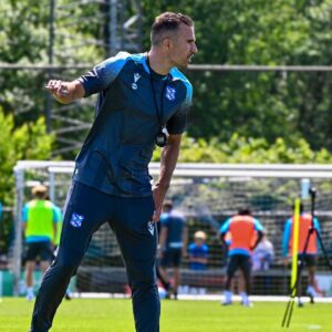 Robin van Persie Instagram - First session ✅

𝐓𝐢𝐠𝐞 𝐭𝐚𝐧𝐤 voor jullie warme welkom vandaag! 🔵⚪️