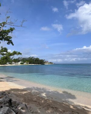 Robinne Lee Instagram - Calm before the storm. 
🇯🇲🇯🇲

#home #nofilter #noproblem
#ridingoutberyl #halfmoonresort