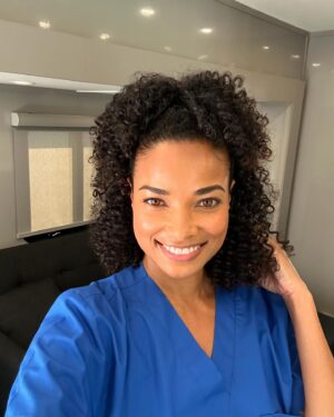 Rochelle Aytes Instagram - This is one for my curly haired girls! 
 Get you a spray bottle, a wide tooth brush, leave in conditioner / mousse, diffuser and some patience. 😊🤣
Love @patternbeauty products by @traceeellisross