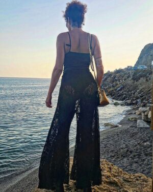 Rocío Madrid Instagram - 1: Un perfecto atardecer .
2 : Una lasaña boloñesa con setas by me.
3 : Bienvenida a casa Anchoa.
4: Yo recuperando tiempo perdido.
5: Feliz conduciendo mi @ruedatur 🖤
6 :Fieston @rodalmayate con toda mi tribu.
Resumen de una semana donde una vez más siento que tengo más de lo que necesito.
Por que los mayores tesoros que tengo no los he comprao...Arza.