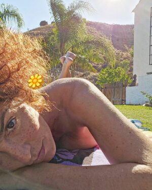 Rocío Madrid Instagram - Cuanto necesitaba estos días de paz en casa ✨️💕🌼
Sandalias molonas by @avispas_foot 🐝