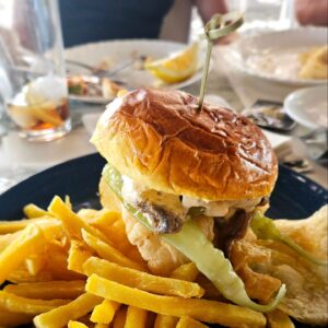 Rocío Madrid Instagram - 1 : Almayate Vibes
2 : Una de mis Géminis amando a @angelmoralescuerva
3 : La otra no tanto 🤣🤣🤣
4 : La hamburguesa más extraña y rica que he probado en mi vida by @hornillero 
5 : Vienen a grabar @pitayaslamistica ; Orgullo.
6 : Hola @pabloo.guindo que... @candelamoralesmad ...Una coca cola? 🤣🤗
7 : Ternuras mixtas humanas y felinas 👩🐈