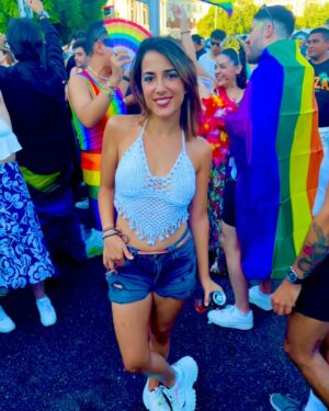 Rocío Vidal Instagram - Siempre digo que para mí la vida son contrastes.
Anteayer viví uno de los días más increíbles de mi vida, hablando ante miles de personas, recibiendo vuestro cariño; y ayer celebré la diversidad y la libertad como toca 😍🏳️‍🌈.

Gracias también a @boehringeres por este maravilloso premio a la Divulgación. Estoy muy emocionada 💜