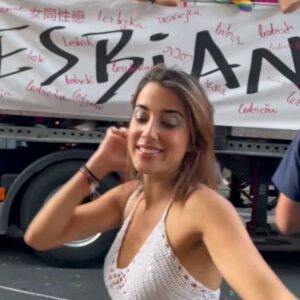 Rocío Vidal Instagram - Siempre digo que para mí la vida son contrastes.
Anteayer viví uno de los días más increíbles de mi vida, hablando ante miles de personas, recibiendo vuestro cariño; y ayer celebré la diversidad y la libertad como toca 😍🏳️‍🌈.

Gracias también a @boehringeres por este maravilloso premio a la Divulgación. Estoy muy emocionada 💜