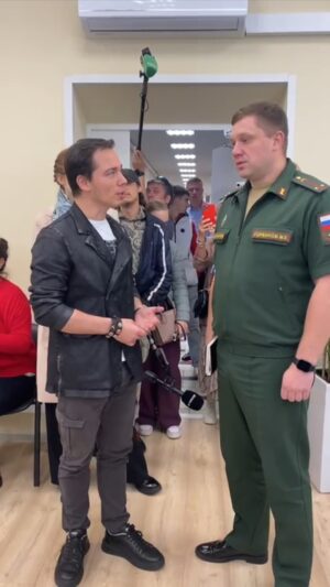 Rodion Gazmanov Instagram - На днях посетил Единый пункт отбора на контрактную службу Армии России. Это место, откуда уходят защищать родину наши бойцы. Пообщались как с сотрудниками центра, так и с бойцами. Настоящие. Наши.

Ежедневно только один такой центр отправляет на обучение с последующим переводом на военную службу больше двухсот человек. Медкомиссия, тесты на стрессоустойчивость, определение и выбор рода войск - всё это происходит здесь.
Ну и без солдатской каши с песнями под гитару, конечно же, не обошлось :)

Важная деталь, которая запомнилась: за все время экскурсии не было ни одного некрепкого рукопожатия. Сюда приезжают люди из гранита и стали. Победа будет за нами.