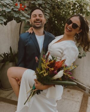 Rodolfo Valente Instagram - Hoje é um dia mágico. Em um 05/07 o início do namoro, o noivado e, agora, o nosso casamento. 12 anos atrás começamos essa caminhada, meu amor, e hoje transbordamos em direção a novas paragens, sempre juntos. Se, como o passarinho contou ao poeta, somos feitos de histórias, a minha não se divide da sua, assim como eu não sou eu sem nós. Sigamos, valsando em todo lugar em que o amor e a alegria façam morada. Te amo, @laislouver. Sempre e para sempre.