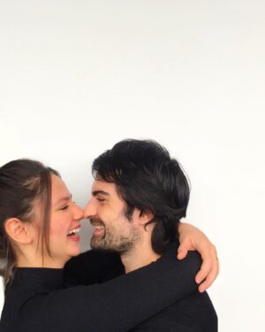 Rodolfo Valente Instagram - 10 anos do nosso primeiro encontro. 10 dias dos namorados junto de você. Se isso não é a maior sorte desse mundo, não sei o que é. Naquele domingo de 2011, nesse horário, já tinha me despedido de você e voltado ao teatro no qual dias atrás tínhamos nos visto pela primeira vez. Naquele 12 de junho pensava em mil sonhos e planos para viver ao seu lado. Hoje, penso bobo no montão que já vivemos e no tanto que ainda temos pela frente. Te amo @laislouver ❤️