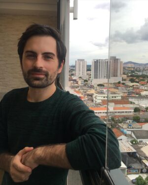 Rodolfo Valente Instagram - Completamente apaixonado por essa lindeza de envidraçamento da @topglasssacadas! Desde o início da reforma estávamos sonhando com esse momento, e eu só posso dizer que ficou absolutamente perfeito. Quem mora em apartamento sabe como o envidraçamento certo tem o poder de transformar todo o ambiente, trazendo beleza, praticidade e ampliação do espaço. Mas para não ter dor de cabeça, é fundamental fazer esse trabalho com uma empresa de confiança, que tenha materiais de excelente qualidade e siga todos os protocolos de segurança. E a @topglasssacadas tem tudo isso e muito mais! Lá no página deles vocês podem ver todos os modelos e produtos, além de acompanhar os lançamentos. Eu optei pelo envidraçamento sem roldanas e com separação entre os sistema. E vocês? Não importa qual é o seu projeto, a TopGlass tem a solução perfeita para você! #publi
