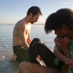 Rodolfo Valente Instagram - Um fim de diária com muito frio e gigantesco amor @3porcento S04E01 @netflixbrasil @dainagiannecchini
