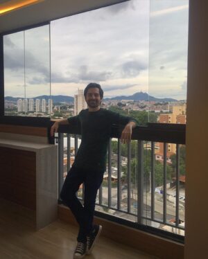Rodolfo Valente Instagram - Completamente apaixonado por essa lindeza de envidraçamento da @topglasssacadas! Desde o início da reforma estávamos sonhando com esse momento, e eu só posso dizer que ficou absolutamente perfeito. Quem mora em apartamento sabe como o envidraçamento certo tem o poder de transformar todo o ambiente, trazendo beleza, praticidade e ampliação do espaço. Mas para não ter dor de cabeça, é fundamental fazer esse trabalho com uma empresa de confiança, que tenha materiais de excelente qualidade e siga todos os protocolos de segurança. E a @topglasssacadas tem tudo isso e muito mais! Lá no página deles vocês podem ver todos os modelos e produtos, além de acompanhar os lançamentos. Eu optei pelo envidraçamento sem roldanas e com separação entre os sistema. E vocês? Não importa qual é o seu projeto, a TopGlass tem a solução perfeita para você! #publi