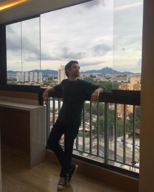 Rodolfo Valente Instagram - Completamente apaixonado por essa lindeza de envidraçamento da @topglasssacadas! Desde o início da reforma estávamos sonhando com esse momento, e eu só posso dizer que ficou absolutamente perfeito. Quem mora em apartamento sabe como o envidraçamento certo tem o poder de transformar todo o ambiente, trazendo beleza, praticidade e ampliação do espaço. Mas para não ter dor de cabeça, é fundamental fazer esse trabalho com uma empresa de confiança, que tenha materiais de excelente qualidade e siga todos os protocolos de segurança. E a @topglasssacadas tem tudo isso e muito mais! Lá no página deles vocês podem ver todos os modelos e produtos, além de acompanhar os lançamentos. Eu optei pelo envidraçamento sem roldanas e com separação entre os sistema. E vocês? Não importa qual é o seu projeto, a TopGlass tem a solução perfeita para você! #publi