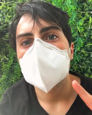 Rodolfo Valente Instagram - Não confundam: a máscara é para ficar, o Bolsonaro é para tirar. Ok? #usemascara #forabolsonaro 😷❤️