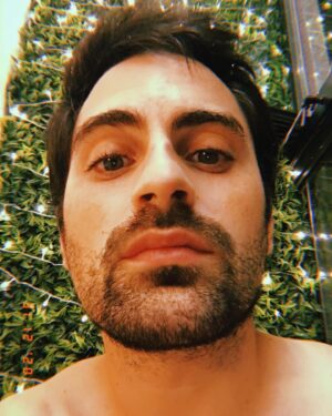Rodolfo Valente Instagram - Tchau, 2020! Feliz ano novo, amigas e amigos. Um lindo caminhar para nós, com muita luz e amor ✨