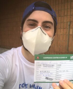 Rodolfo Valente Instagram - QUE ALEGRIA! Graças à ciência, ao SUS, aos profissionais da saúde e àqueles que lutaram contra o negacionismo, chegou o meu dia na vacinação. Sinto pelos milhares que não tiveram essa mesma chance e tenho esperança de que dias melhores estão a caminho. Se for sua vez, não pense duas vezes, vá se vacinar que é gostoso demais (nem doeu, real mesmo). Vacina sim! SUS sim! Ele não! BORA VIRAR JACARÉ 💉🐊 #vivaosus #vacinasim #forabolsonaro #bolsonarogenocida