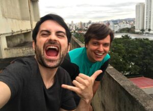 Rodolfo Valente Instagram - Dia do amigo e eu lembrei dos cinco da concha e dessa amizade que botou 🔥 no Maralto, meio que literalmente #diadoamigo #netflix #3porcento