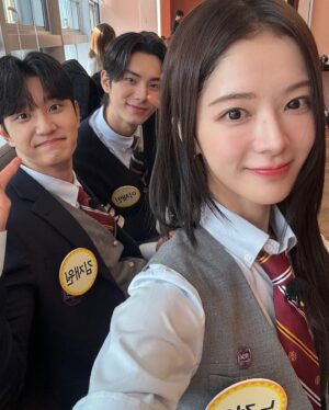 Roh Jeong-eui Instagram - 오늘 밤 8시 50분! 아는 형님에 우리 하이라키즈가 나옵니다!
#아는형님 #하이라키

너무 행복했었던 날🐣