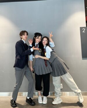 Roh Jeong-eui Instagram - 오늘 밤 8시 50분! 아는 형님에 우리 하이라키즈가 나옵니다!
#아는형님 #하이라키

너무 행복했었던 날🐣