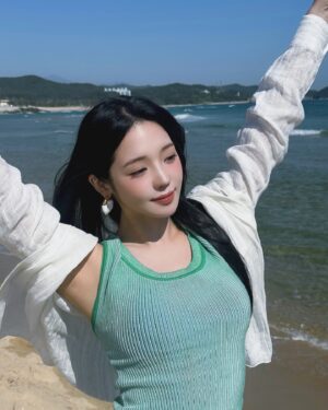 Roh Ji-sun Instagram - Youthful days and endless rays 🌊🌿