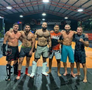 Roman Dolidze Instagram - Good end of the week ✊
With these Monsters 🦍
კვირა სპარინგით დავასრულეთ⚔️