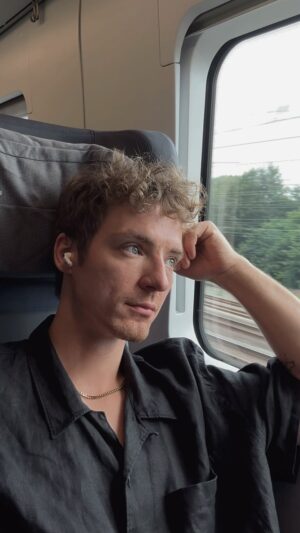 Roman Lochmann Instagram - Song Out Now! („Wünsch dir das Beste“) 🫂❤️ #wünschdirdasbeste #breakup #healing #emotional