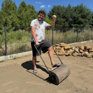 Roman Staša Instagram - POV: Když se ráno vzbudíte, máte radost, že vás čeká relativně volnej pracovní den, ale bohužel si toho volna v kalendáři všimne doma i někdo další… 🤦🏻😅😅 #romanstavitel #terasa #bude