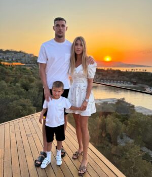 Roman Yaremchuk Instagram - Сьогодні 5 років нашому смайліку😍😘!❤️☀️З днем народження наш маленький допитливий дослідник🔎 Нехай не буде труднощів та перешкод на твоєму шляху🙏🏻 Щоб доля дарувала тобі найкращих друзів, неймовірні пригоди, багато сміху та радощів. 😍Ти — наша гордість, і день твого народження — найкращий день у нашому житті❤️❤️❤️