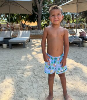 Roman Yaremchuk Instagram - Сьогодні 5 років нашому смайліку😍😘!❤️☀️З днем народження наш маленький допитливий дослідник🔎 Нехай не буде труднощів та перешкод на твоєму шляху🙏🏻 Щоб доля дарувала тобі найкращих друзів, неймовірні пригоди, багато сміху та радощів. 😍Ти — наша гордість, і день твого народження — найкращий день у нашому житті❤️❤️❤️