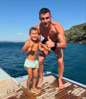 Roman Yaremchuk Instagram - Сьогодні 5 років нашому смайліку😍😘!❤️☀️З днем народження наш маленький допитливий дослідник🔎 Нехай не буде труднощів та перешкод на твоєму шляху🙏🏻 Щоб доля дарувала тобі найкращих друзів, неймовірні пригоди, багато сміху та радощів. 😍Ти — наша гордість, і день твого народження — найкращий день у нашому житті❤️❤️❤️