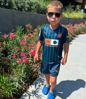 Roman Yaremchuk Instagram - Сьогодні 5 років нашому смайліку😍😘!❤️☀️З днем народження наш маленький допитливий дослідник🔎 Нехай не буде труднощів та перешкод на твоєму шляху🙏🏻 Щоб доля дарувала тобі найкращих друзів, неймовірні пригоди, багато сміху та радощів. 😍Ти — наша гордість, і день твого народження — найкращий день у нашому житті❤️❤️❤️