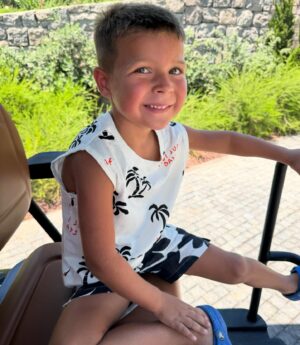 Roman Yaremchuk Instagram - Сьогодні 5 років нашому смайліку😍😘!❤️☀️З днем народження наш маленький допитливий дослідник🔎 Нехай не буде труднощів та перешкод на твоєму шляху🙏🏻 Щоб доля дарувала тобі найкращих друзів, неймовірні пригоди, багато сміху та радощів. 😍Ти — наша гордість, і день твого народження — найкращий день у нашому житті❤️❤️❤️