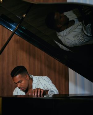 Romeo Santos Instagram - As melodic as this piano, but I’m not to be played with #CERRANDOCICLOS 👑