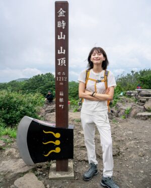 Ron Monroe Instagram - 《ロンノアウトドア日記》金時山

今回登った山は金時山（きんときやま）、神奈川県の箱根地域に位置し、標高は1,212メートルです。美しい景観と比較的簡単な登山コースで知られており、山頂からは富士山や相模湾、箱根の雄大な山々が一望できます。晴れた日には東京の一部も見渡せることができます。この山の名前は、日本の民間伝説に登場する英雄、金太郎に由来しています。彼の幼少期の活動場所とされるこの山には、金太郎に関連したスポットがいくつもあります。初心者や家族連れの登山者にとって、金時山は理想的なハイキングスポットです。（Googleからwwww）

しかし、私が行った日は雲が多かったため、富士山は見えませんでした。本当に残念でした。でも、登山の過程はとても楽しかったです！5ヶ月ぶりの登山で、再び山に登ることができて本当に嬉しかったです～これからは登山のシーズンなので、楽しみです！！

📷 @wufenglin1004