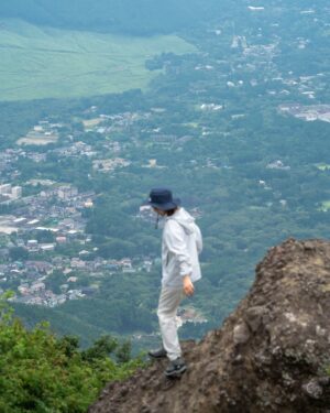 Ron Monroe Instagram - 《ロンノアウトドア日記》金時山

今回登った山は金時山（きんときやま）、神奈川県の箱根地域に位置し、標高は1,212メートルです。美しい景観と比較的簡単な登山コースで知られており、山頂からは富士山や相模湾、箱根の雄大な山々が一望できます。晴れた日には東京の一部も見渡せることができます。この山の名前は、日本の民間伝説に登場する英雄、金太郎に由来しています。彼の幼少期の活動場所とされるこの山には、金太郎に関連したスポットがいくつもあります。初心者や家族連れの登山者にとって、金時山は理想的なハイキングスポットです。（Googleからwwww）

しかし、私が行った日は雲が多かったため、富士山は見えませんでした。本当に残念でした。でも、登山の過程はとても楽しかったです！5ヶ月ぶりの登山で、再び山に登ることができて本当に嬉しかったです～これからは登山のシーズンなので、楽しみです！！

📷 @wufenglin1004