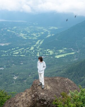 Ron Monroe Instagram - 《ロンノアウトドア日記》金時山

今回登った山は金時山（きんときやま）、神奈川県の箱根地域に位置し、標高は1,212メートルです。美しい景観と比較的簡単な登山コースで知られており、山頂からは富士山や相模湾、箱根の雄大な山々が一望できます。晴れた日には東京の一部も見渡せることができます。この山の名前は、日本の民間伝説に登場する英雄、金太郎に由来しています。彼の幼少期の活動場所とされるこの山には、金太郎に関連したスポットがいくつもあります。初心者や家族連れの登山者にとって、金時山は理想的なハイキングスポットです。（Googleからwwww）

しかし、私が行った日は雲が多かったため、富士山は見えませんでした。本当に残念でした。でも、登山の過程はとても楽しかったです！5ヶ月ぶりの登山で、再び山に登ることができて本当に嬉しかったです～これからは登山のシーズンなので、楽しみです！！

📷 @wufenglin1004