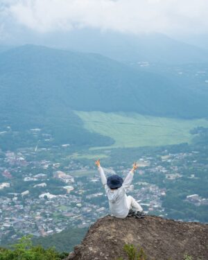 Ron Monroe Instagram - 《ロンノアウトドア日記》金時山

今回登った山は金時山（きんときやま）、神奈川県の箱根地域に位置し、標高は1,212メートルです。美しい景観と比較的簡単な登山コースで知られており、山頂からは富士山や相模湾、箱根の雄大な山々が一望できます。晴れた日には東京の一部も見渡せることができます。この山の名前は、日本の民間伝説に登場する英雄、金太郎に由来しています。彼の幼少期の活動場所とされるこの山には、金太郎に関連したスポットがいくつもあります。初心者や家族連れの登山者にとって、金時山は理想的なハイキングスポットです。（Googleからwwww）

しかし、私が行った日は雲が多かったため、富士山は見えませんでした。本当に残念でした。でも、登山の過程はとても楽しかったです！5ヶ月ぶりの登山で、再び山に登ることができて本当に嬉しかったです～これからは登山のシーズンなので、楽しみです！！

📷 @wufenglin1004