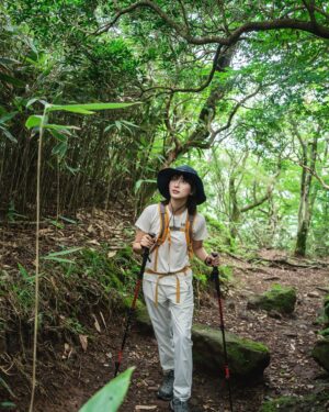 Ron Monroe Instagram - 《ロンノアウトドア日記》金時山

今回登った山は金時山（きんときやま）、神奈川県の箱根地域に位置し、標高は1,212メートルです。美しい景観と比較的簡単な登山コースで知られており、山頂からは富士山や相模湾、箱根の雄大な山々が一望できます。晴れた日には東京の一部も見渡せることができます。この山の名前は、日本の民間伝説に登場する英雄、金太郎に由来しています。彼の幼少期の活動場所とされるこの山には、金太郎に関連したスポットがいくつもあります。初心者や家族連れの登山者にとって、金時山は理想的なハイキングスポットです。（Googleからwwww）

しかし、私が行った日は雲が多かったため、富士山は見えませんでした。本当に残念でした。でも、登山の過程はとても楽しかったです！5ヶ月ぶりの登山で、再び山に登ることができて本当に嬉しかったです～これからは登山のシーズンなので、楽しみです！！

📷 @wufenglin1004