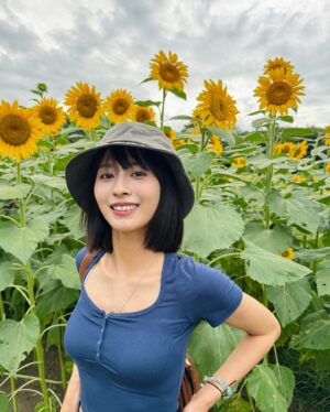 Ron Monroe Instagram - ひまわりの上に毛虫がいるwwww