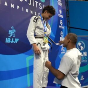 Ronaldo Souza Instagram - DE PAI PRA FILHO! 🐊 Ryan Santos (@ryan.csantos), filho da lenda Ronaldo Jacaré (@ronaldojacare), emplacou quatro finalizações em quatro lutas no Pan Kids e conquistou a medalha de ouro. 

De quebra, Ryan foi graduado pelo pai no topo do pódio. Que momento! 👏🔥

📸 @ibjjf

#ronaldojacare #jiujitsu #bjj #grappling #faixapreta #oss #almadafightmedia