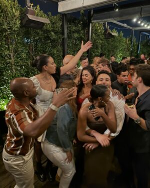 Ronen Rubinstein Instagram - A beautifully chaotic family summarized in a series of photos 😂 I love y’all so fckin much 🥹 THAT’S A WRAP ON SEASON 5 OF #911LONESTAR !