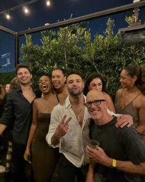 Ronen Rubinstein Instagram - A beautifully chaotic family summarized in a series of photos 😂 I love y’all so fckin much 🥹 THAT’S A WRAP ON SEASON 5 OF #911LONESTAR !