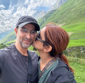 Ronit Roy Instagram - Photo 1 - I brought her to where she wanted to be. Photo 2 - my reward! 😄