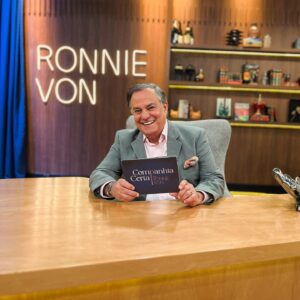 Ronnie Von Instagram - Estou chegando!!! Agora, às 23:45 na Rede Tv! @companhiacertatv seu novo talk show! Tô te esperando! 🤩