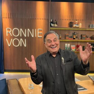 Ronnie Von Instagram - Estou chegando!!! Agora, às 23:45 na Rede Tv! @companhiacertatv seu novo talk show! Tô te esperando! 🤩