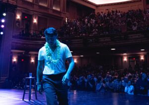 Ronny Chieng Instagram - I LOVE YOU HAWAI’I! You are a dream, wrapped in a wish, wrapped in a melody. THANK YOU FOR SELLING OUT MY FIVE SHOWS at @hawaiitheatre last week. And thanks to @andreajin @comedianjamesmane and DJ @tonytrimm for being on the show.  📸: @marcusrussellprice @veanne
👔: @joycretton @joseramosdesign @bonobos
👞: @cobblerunion 💇🏻: @sheldonyamauchi 
💄: @karenpreiser
🎨: @igloo.toast.pop @punkyaloha