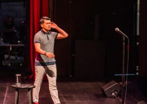 Ronny Chieng Instagram - SAN DIEGO, CALIFORNIA! THANK YOU FOR SELLING OUT MY SHOW at @sdcivictheatre. And thanks to @jasoncheny and DJ @tonytrimm for being on the show. 📸: @eric_scire
👔: @latoiacunningham @bonobos 🎨: @igloo.toast.pop