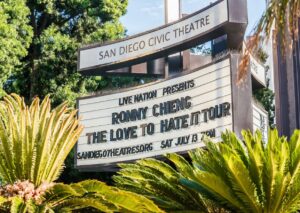 Ronny Chieng Instagram - SAN DIEGO, CALIFORNIA! THANK YOU FOR SELLING OUT MY SHOW at @sdcivictheatre. And thanks to @jasoncheny and DJ @tonytrimm for being on the show. 📸: @eric_scire
👔: @latoiacunningham @bonobos 🎨: @igloo.toast.pop
