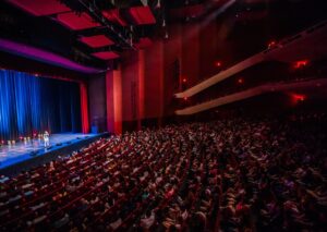 Ronny Chieng Instagram - SAN DIEGO, CALIFORNIA! THANK YOU FOR SELLING OUT MY SHOW at @sdcivictheatre. And thanks to @jasoncheny and DJ @tonytrimm for being on the show. 📸: @eric_scire
👔: @latoiacunningham @bonobos 🎨: @igloo.toast.pop