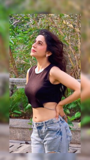 Roop Durgapal Instagram - Just testing if this trend works for me 😉
.
.
.
.
#réel #reels #reelitfeelit #reelkarofeelkaro #reelvideo #reelinstagram #reelsinstagram #reel #viralvideos #viral #viralreels #roopdurgapal #trendingreels #trending #trend