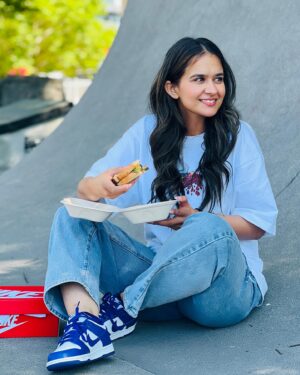 Roopi Gill Instagram - 🥪 and 👟 is all I need 🤓